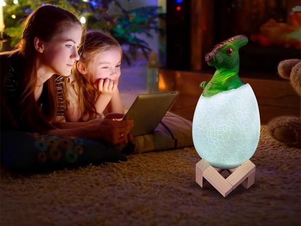 Dinosauruslamppu RGB-LED puujalustalla 7 väriasetusta, mukana virtakaapeli