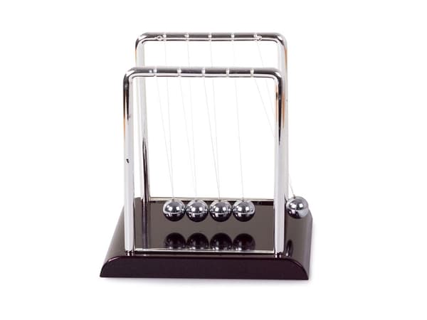 Newtons pendul 5 kugler skrivebordsmodel højde 18 cm
