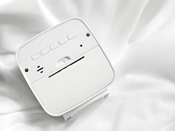Digitalt vækkeur LCD med dato temp luftfugtighed hvid 8x8,5 cm