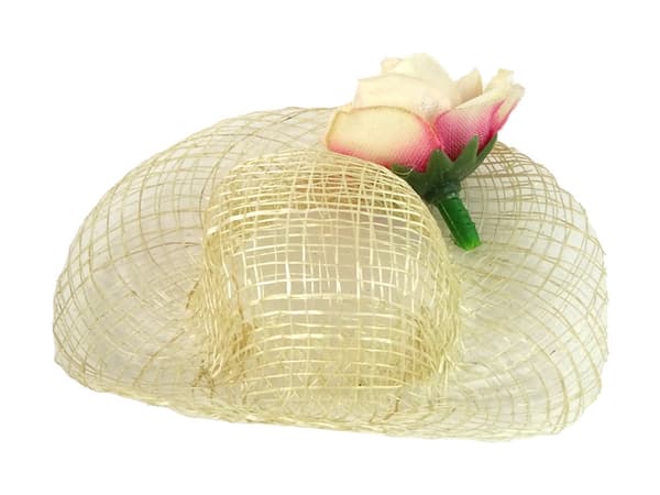 Docka Emily 30 cm med beige hatt, vit klänning, från 3 år