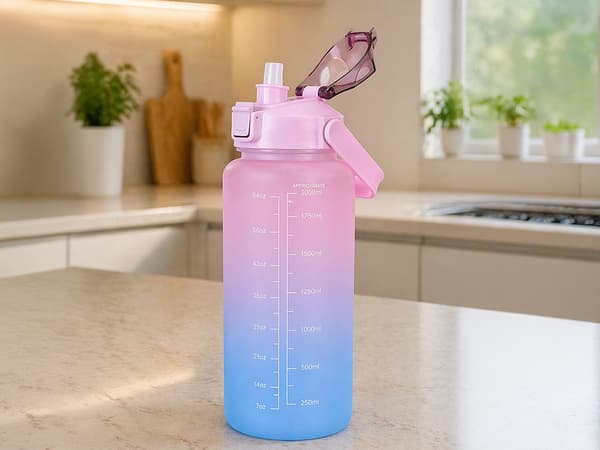 Vesipullo 2 liter pillillä ja mitta-asteikolla, vaaleanpunainen/sininen