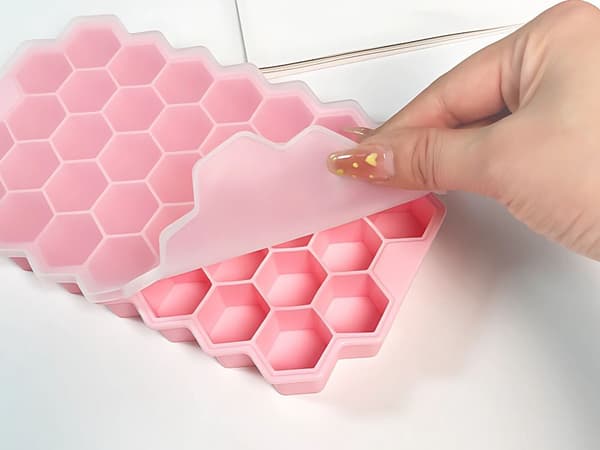 Isterningeform silikone 37 isterninger hexagon 18x11x2 cm blandede farver