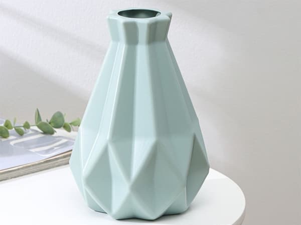 Plastvase 20 cm 1,5 L geometrisk form, blandede farver (tilfældig)