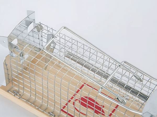 Råttfälla i metall med träbas återanvändbar giftfri