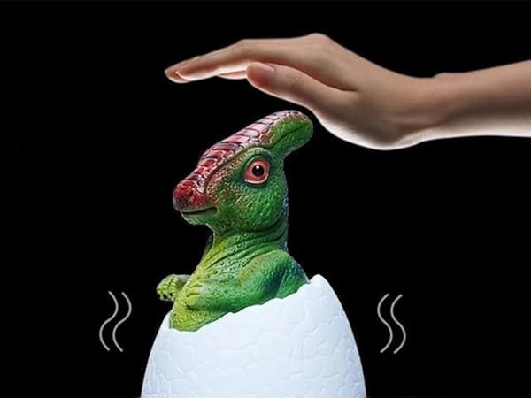 Dinosauruslamppu RGB-LED puujalustalla 7 väriasetusta, mukana virtakaapeli