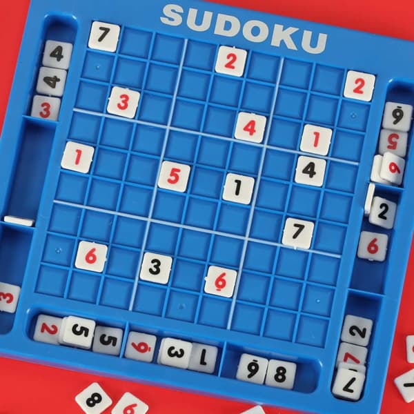 Sudoku logikspil i plast med spilleplade og 81 talklodser 3+