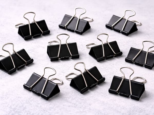 Kontorsklämmor metall 32 mm svart 12-pack