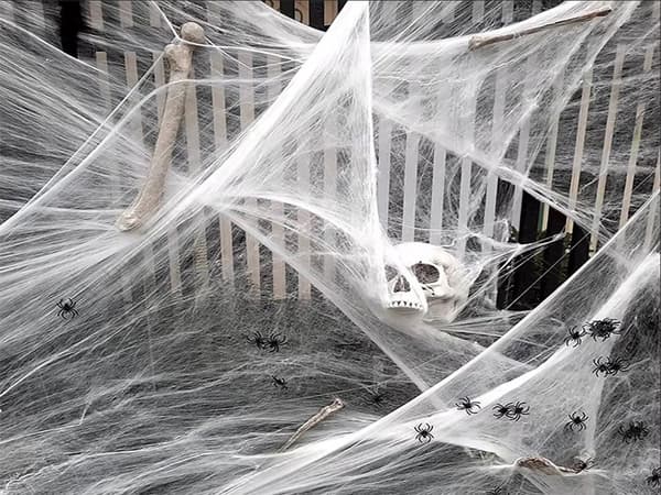 Halloween edderkoppespind hvidt, strækbart inkl. 4 edderkopper