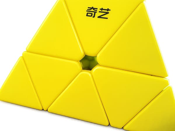 Pyraminx-pyramidikuutio 3D-logiikkapulma pyörivä muovi 9,5 cm