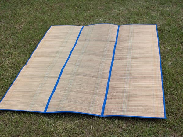 Strandmatta halm 150x170 cm med aluminiumundersida bärhandtag