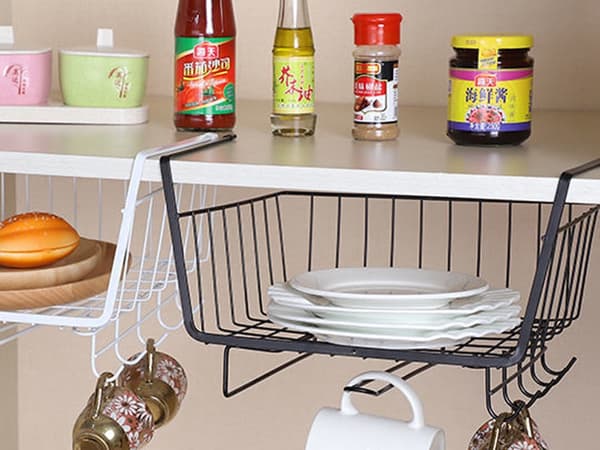 Ripustettava säilytyskori hyllyn alle 5 koukulla musta metalli