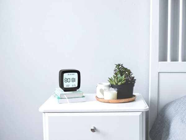 Digital väckarklocka LCD med datum, temperatur & luftfuktighet svart
