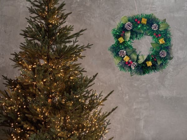 Julekrans med kogler og julemotiver 30 cm til indendørs og udendørs