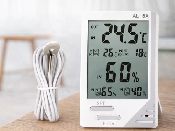 Lämpö- ja kosteusmittari LCD-näytöllä ja johdotetulla anturilla sisä/ulkokäyttöön