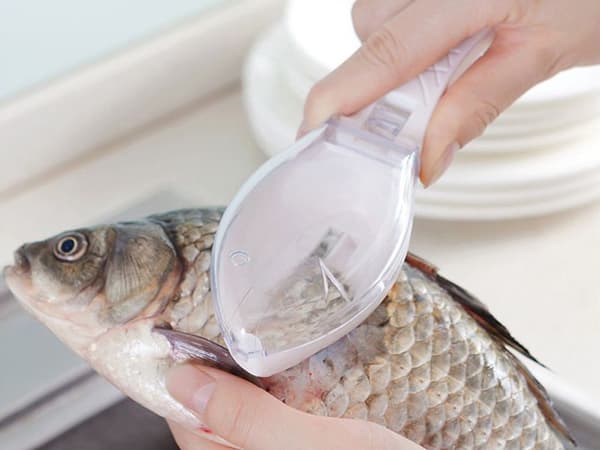 Fiskeskæller i plast med låsbar beholder 15,5 cm