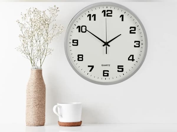 Väggklocka tyst gång Ø25 cm silver arabiska siffror