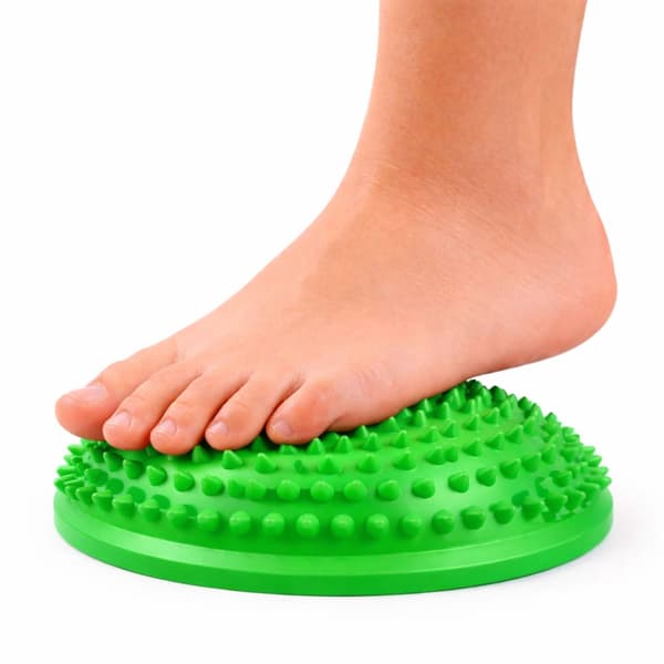 Sensorisk balanshalvboll 16 cm med massagepiggar för rehab och terapi
