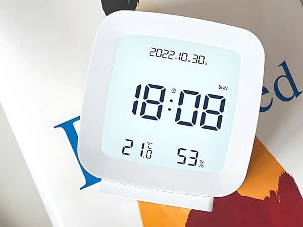 Digitalt vækkeur LCD med dato temp luftfugtighed hvid 8x8,5 cm
