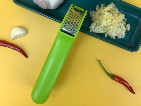 Hvidløgspresser rustfrit stål/plast 15,5 cm blandet farve grøn/rød