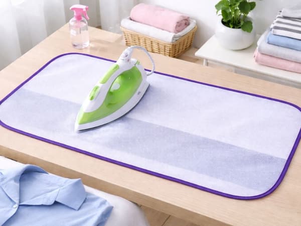 Strykduk skydd i mesh 90 x 40 cm lila med elastisk handrem