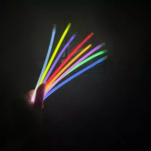 Glowsticks-rannekkeet 100 kpl 8 väriä, 100 liitintä 20 cm