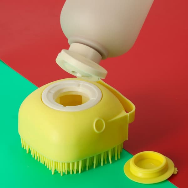 Silikonborste med schampodispenser för hund och katt, ergonomiskt grepp