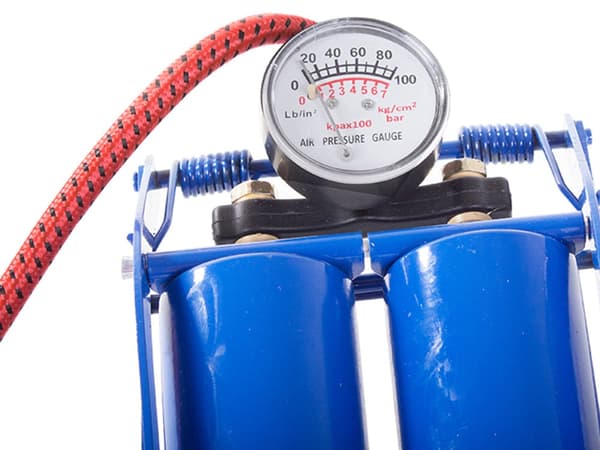 Jalkapumppu kaksoissylinterillä manometrilla 100 PSI/7 bar sis. 2 adapteria