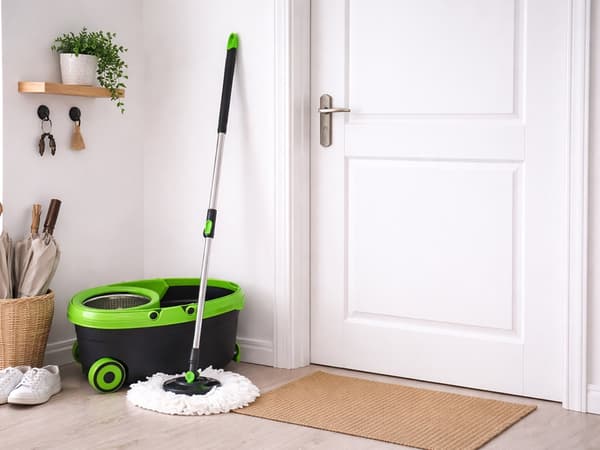 Rotationsmoppe med spand på hjul og 2 mikrofiberklude skaft 97–132 cm