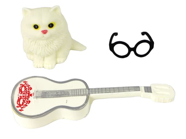 Dukke Emily 30 cm med kat, som laver lyd, og guitar, 3+ år