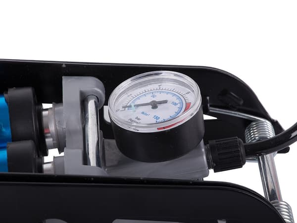 Fotpump dubbelcylinder med manometer 150 PSI/10 bar inkl 3 munstycken