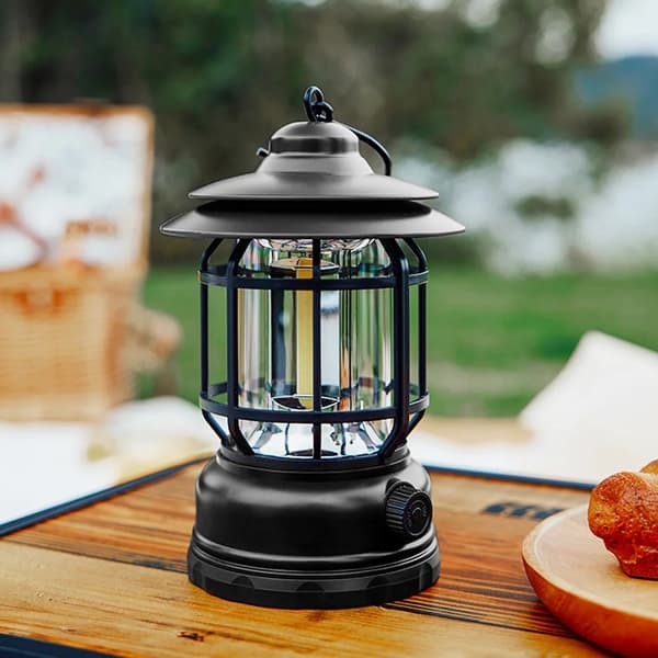 Sommer campinglamper, inklusive små lanterner, stemningsbelysning, bærbare teltlamper og campinglamper. Obsidiansvart