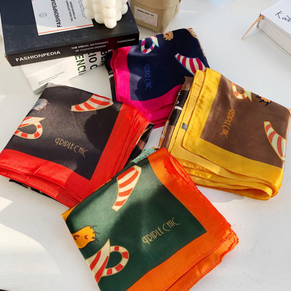 AVEKI Silk Feeling Scarf Keskikokoinen Neliö Satiini Päähuivit Naisille 27,5 × 27,5 tuumaa, Musta-1