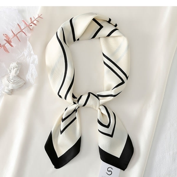 kvinners skjerf laget av imitert silke (svarte og hvite striper)