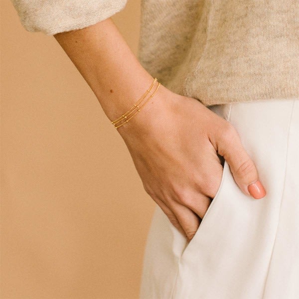 Guld Tiny Pearl Armband, 14K Guldpläterad Söt Pärlstav Sötvattenskultur Pärlor Tiny Charm Sött handgjort käsivarsinauha för kvinnor