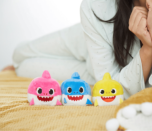 Baby Shark Nesting Dolls, Plyschkuber med Musikk Yellow