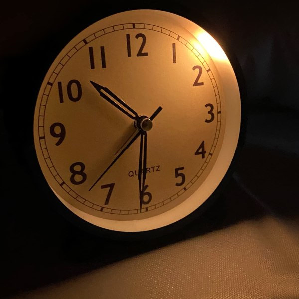 Sängbordsklocka, tyst analog rund väckarklocka