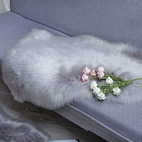 Heltäckande fuskpälsmatta, fluffig fuskpälsmatta, universal i olika storlekar för sovrum, vardagsrum, stol eller soffa (ljusgrå) - 60x90cm