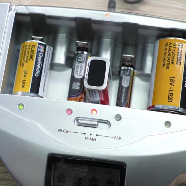 TG Universal Batterilader med LCD-display grå