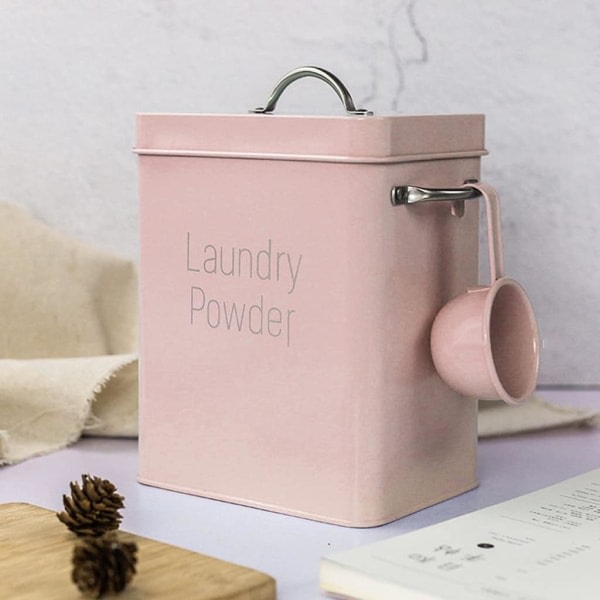 Tvättpulver kan fylles med en liten hink for å unngå fukt