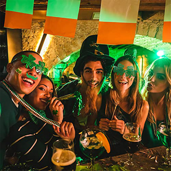 St. Patrick's Day-dekorasjoner med grønne briller, halskjeder, pannebånd, armbånd, mynter, tatoveringer, klistremerker for St. Patrick's Day