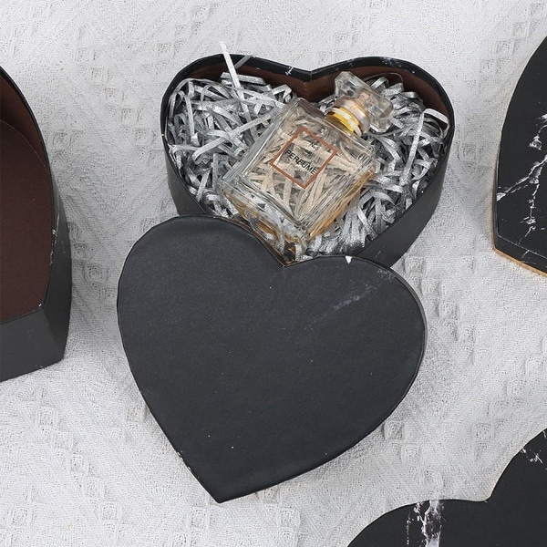 Galaxy 3 olika hjärtlådor med marmortextur som häckar och staplar kartonggodis Chokladkex