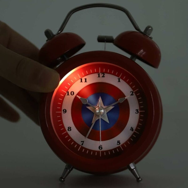 Captain Silent Red aamun herätyskello lapsille kaksoiskelloilla. Hiljainen tikittävä pöytäkello yövalolla