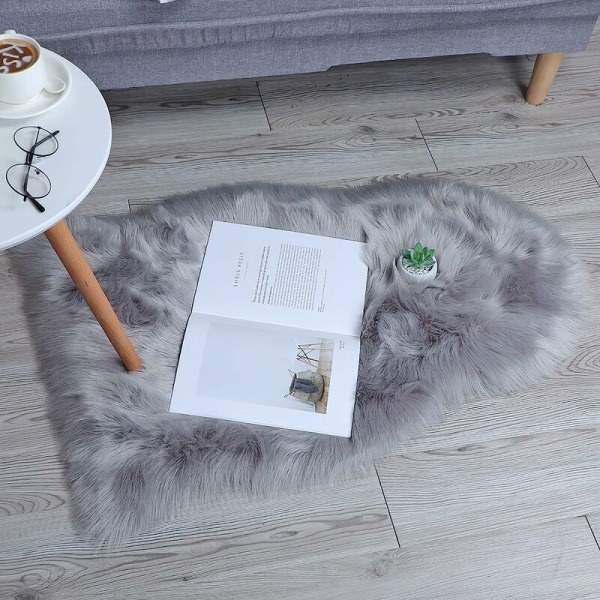 Heltäckande fuskpälsmatta, fluffig fuskpälsmatta, universal i olika storlekar för sovrum, vardagsrum, stol eller soffa (ljusgrå) - 60x90cm