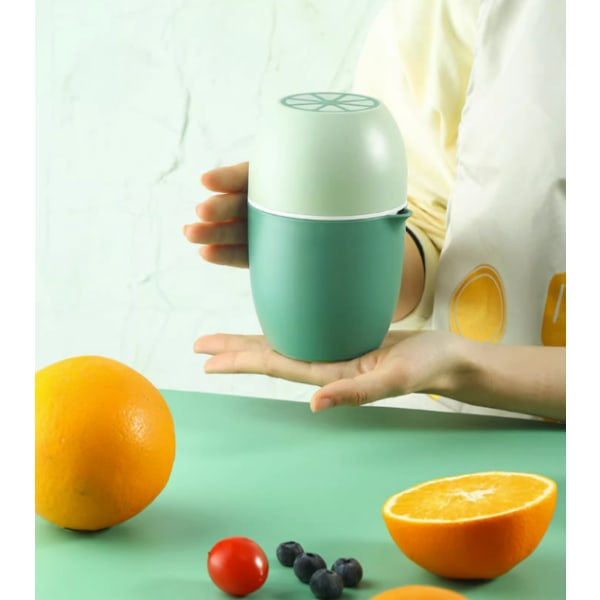 Grøn Manuel Citruspresser med Unik Citronformet Design Two Mo