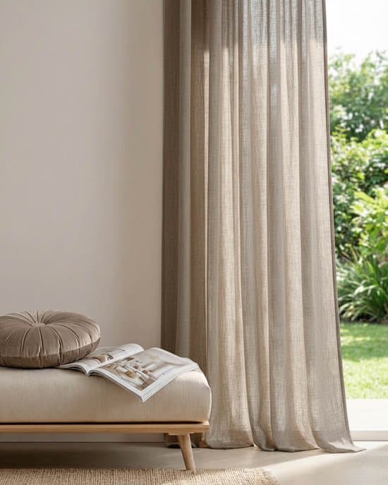 HOOMstyle Noa Semi-transparenta gardiner med krokar, veckade paneler i polyester med linnekänsla för vardagsrum och sovrum, 140 x 270 cm, Sandtaupe