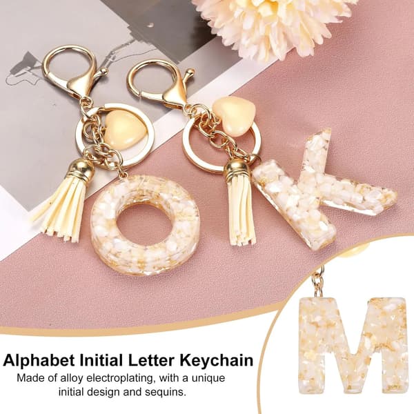 Nyckelring med initialbokstav, tofs och guldfärgat spänne för väskor och nycklar, kräm/guld M M