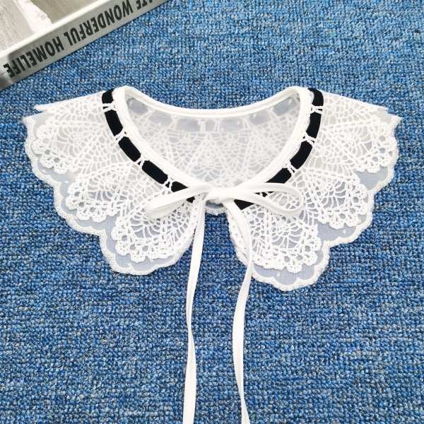 Elegant dubbellagers mesh falsk krage med broderade blommor och snörning