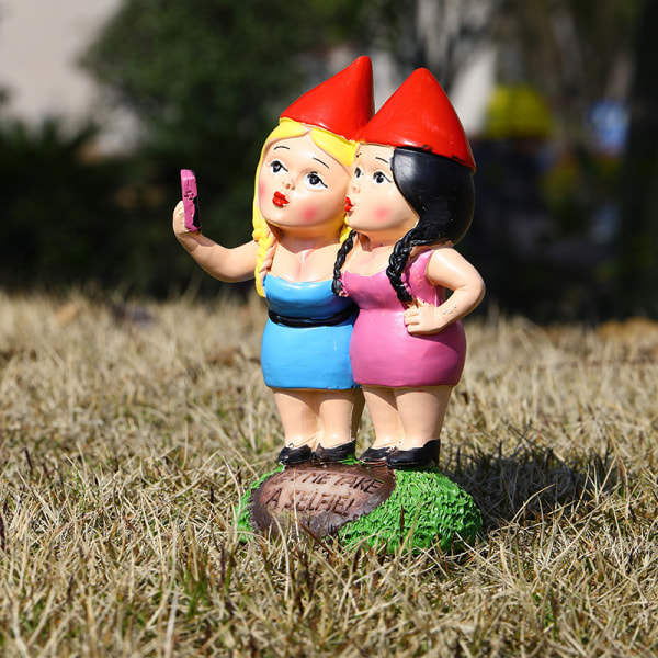 Hagegnom-statue for utendørs Morsom gnome Dekorativ gnome gressplenstatue for uteplass Veranda Hage (Gnome tar to selfies)