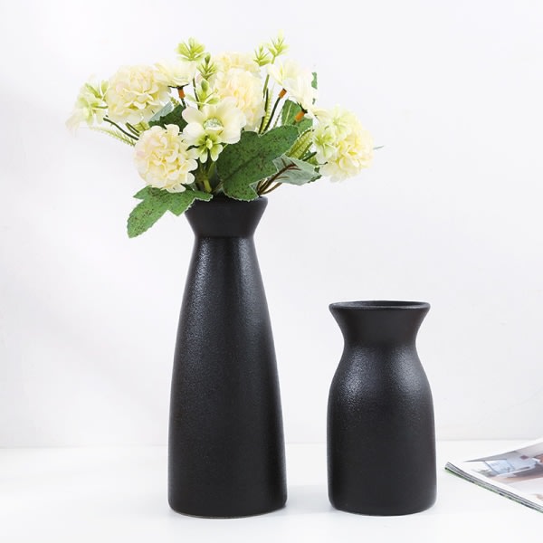 Set med 2 keramiska vaser f?r inredning av hemmakontor