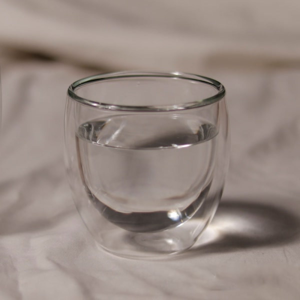 Isolerad värmebeständig glaskopp äggformad transparent mjölkkopp juicekopp dubbelväggig förtjockad glaskopp (250 ml)